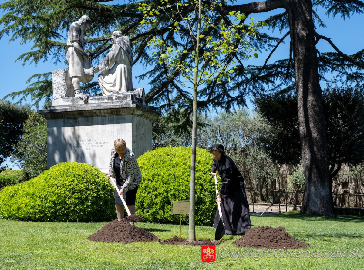 À l’occasion du 40ᵉ anniversaire de décorations florales pascales offertes chaque année au Pape par les Pays-Bas