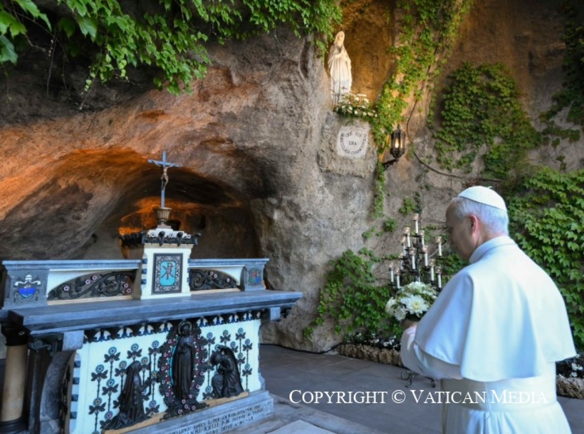 Davanti alla Grotta di Lourdes nei Giardini Vaticani Papa Leone XIV ha pregato per la pace