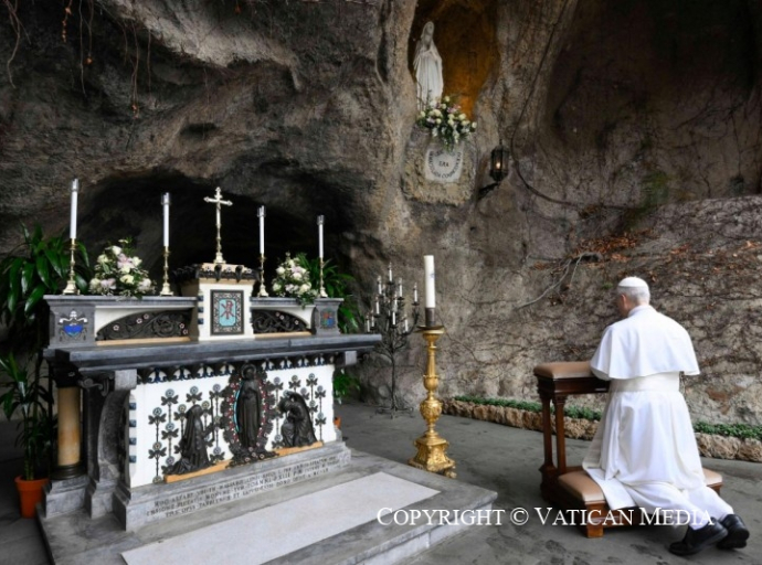 Alla Grotta di Lourdes, nei Giardini Vaticani, Papa Leone XIV ha reso omaggio all’Immacolata