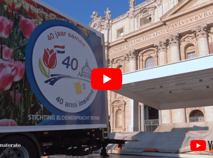 Nella solennità di Pasqua, domenica 5 aprile, Piazza San Pietro è stata ornata da migliaia di fiori e piante coltivate in Olanda