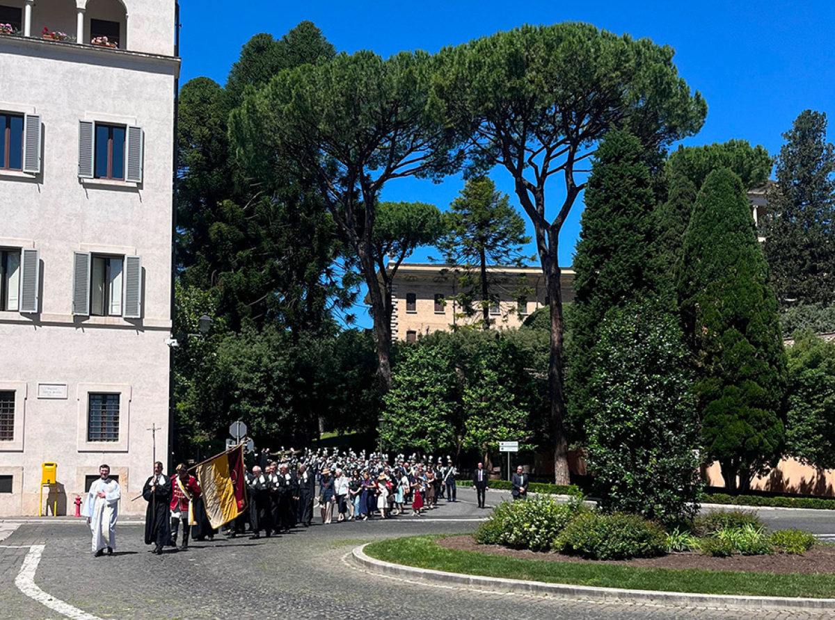 Nei Giardini Vaticani la Banda Musicale del Corpo della Gendarmeria ha accompagnato la processione del Santissimo Corpo e Sangue di Cristo