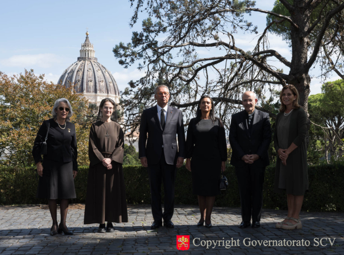 Inauguration d’une sculpture en marbre et d’une plaque commémorative dans les Jardins du Vatican, en présence du Président de la République du Portugal