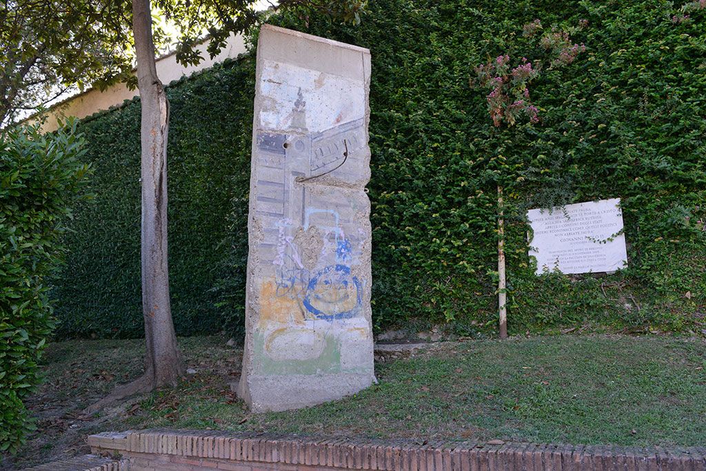Un frammento del muro di Berlino nei Giardini Vaticani